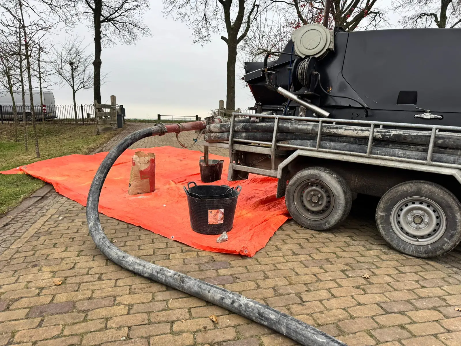De voorbereiding bij een klus met een kleine aanhanger betonpomp
