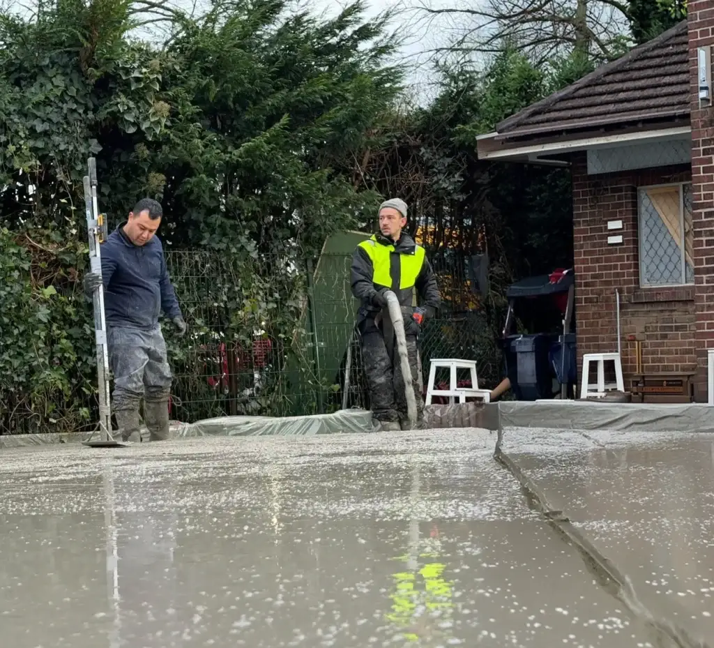 Betonvloer storten met een all-in service en met een betonpomp