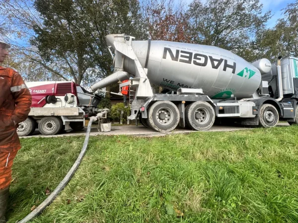 Aanhanger betonpomp met een vrachtauto van Hagen voor beton bestellen met pomp in Noord holland Ook in amsterdam beton storten